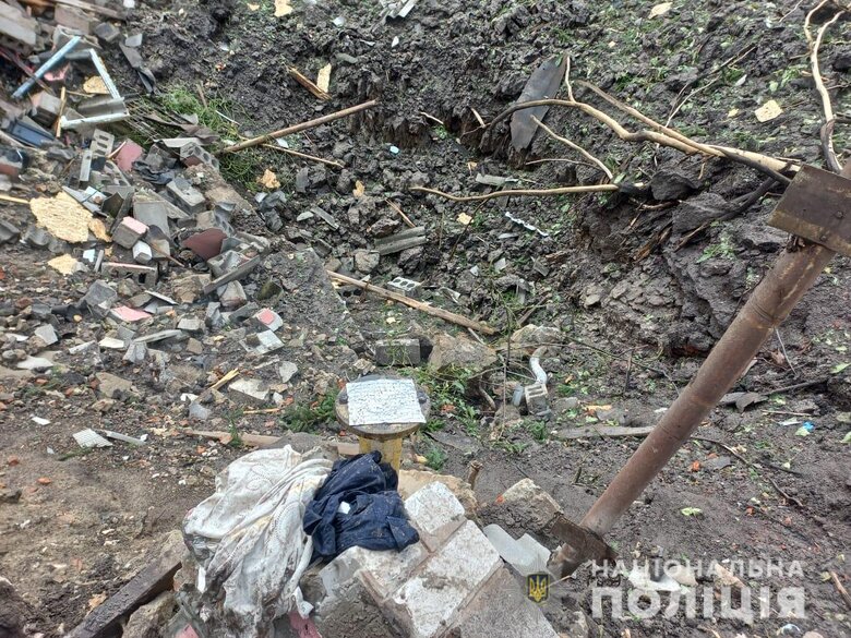 Последствия обстрелов Чугуева Россией. Полностью разрушен частный дом, - Нацполиция 05