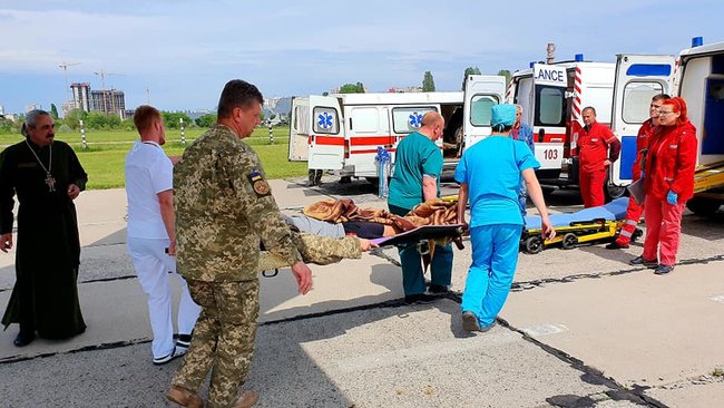 В Одесу літаком доставили 12 поранених військовослужбовців, пятеро - у важкому стані, - волонтер Танцюра 05