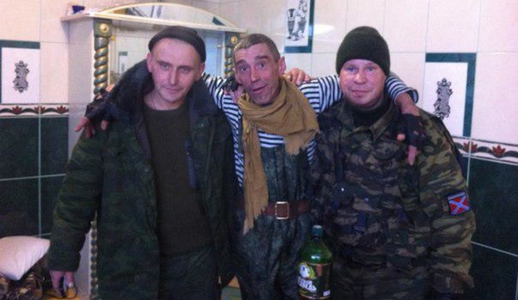 Weekdays of Russian fighters in Donbas: marauding in people’s homes, online sex, and medal for torn-off legs. PHOTOS