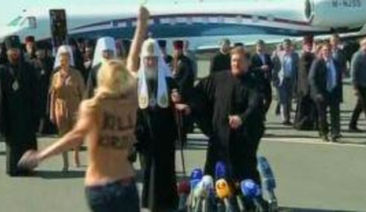 Femen Activist Attacked Patriarch Kirill: I Exorcise Thee!. VIDEO