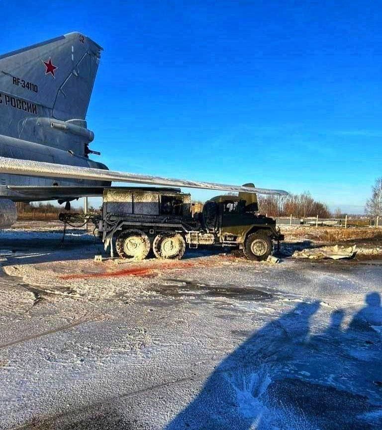 Частково пошкоджений російський Ту-22М3 на аеродромі Дягілево 03