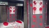Посольство Литви у Москві облили червоною фарбою