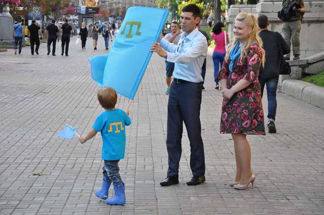 День крымскотатарского флага отметили праздничным шествием в центре столицы 10 День крымскотатарского флага отметили праздничным шествием в центре столицы 10