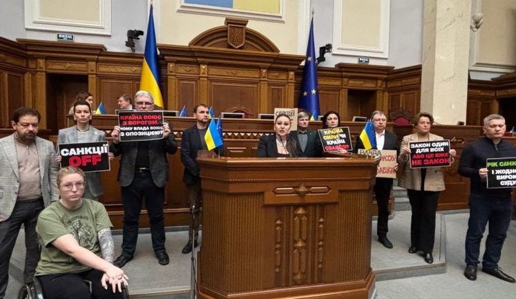 Год назад ввели санкции против Порошенко, объяснений власти так и не предоставили, - "ЕС"