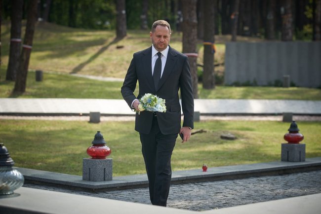 Зеленський вшанував память жертв політичних репресій: Тоталітарна машина без коливань знищувала на своєму шляху людські життя і долі 06