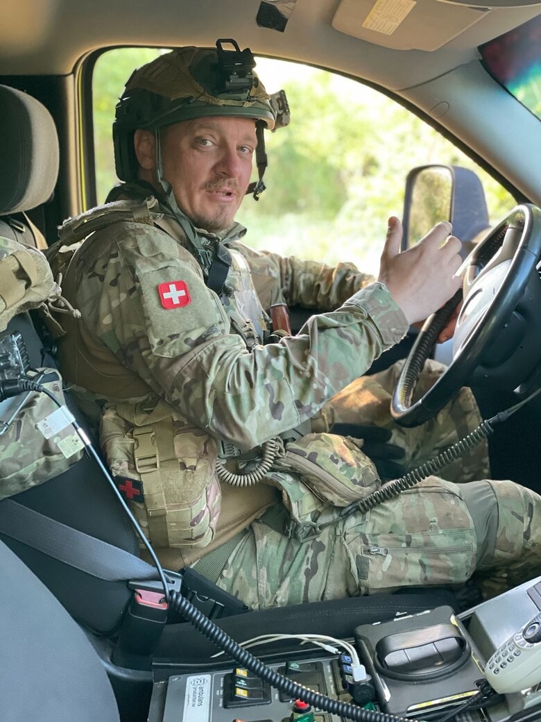 Водій-парамедик Олександр Ніколов: Приїхали на точку передачі пораненого, а вона - на цвинтарі. Замаскували авто, думаємо: ото п**дато - сусіди тихі, пташки цвірінчать. Ніщо не віщувало біди… 01