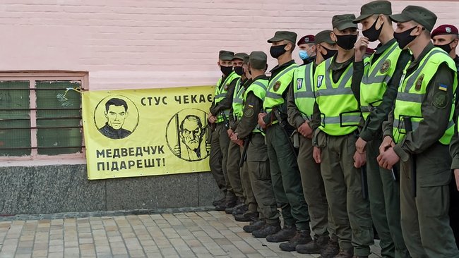 Под Печерским судом представители Нацкорпуса жгли фаеры и скандировали Медведчук - кремлевская гнида 02