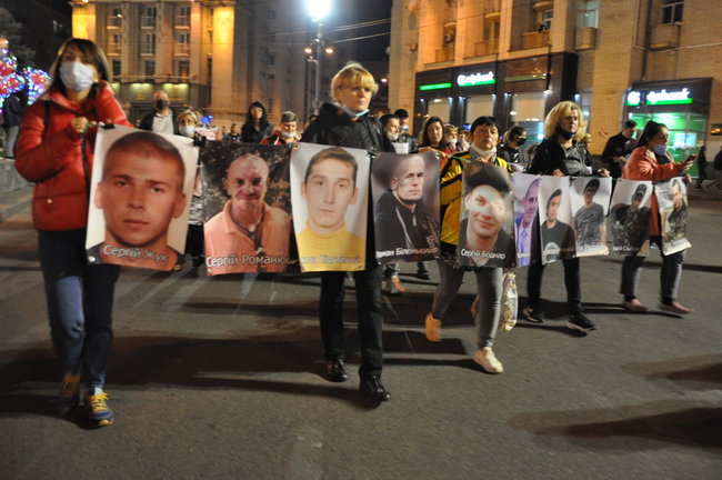 Свободу вязням Кремля: у Києві відбувається акція на підтримку полонених та безвісти зниклих українців 15