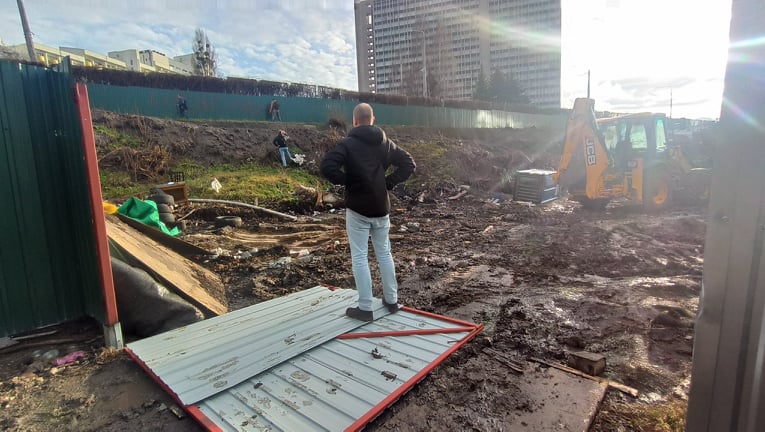 На Черепановой горе в Киеве вырубили деревья ради очередной застройки: активисты повалили строительный забор, полиция не вмешивалась 12