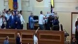 На позачерговій сесії облради в Одесі депутати влаштували бійку. ВIДЕО