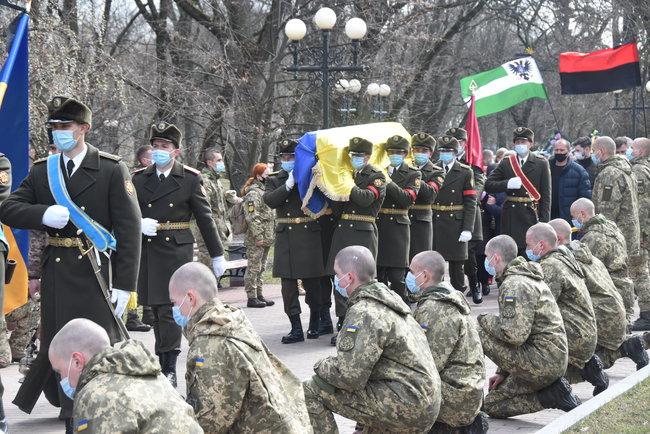 С погибшим в зоне ООС воином 58-й ОМПБр Владимиром Шпаком простились в Чернигове 19