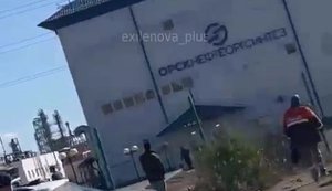 Співробітники НПЗ в Орську спостерігають за атакою дронів: "Съ#бывайтесь отсюда! На центральную проходную летит! Еще два из Самары идут! Большие!". ВIДЕО