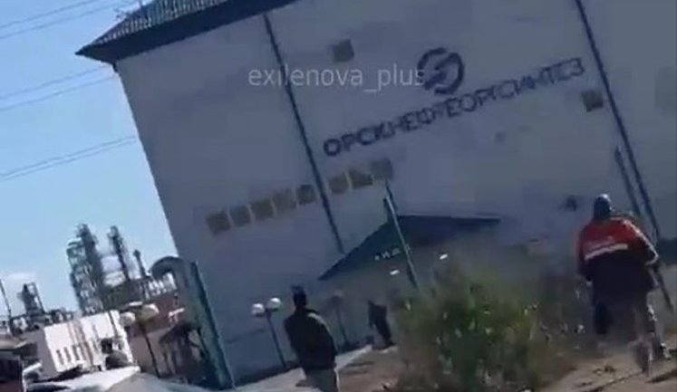 Співробітники НПЗ в Орську спостерігають за атакою дронів: "Съ#бывайтесь отсюда! На центральную проходную летит! Еще два из Самары идут! Большие!". ВIДЕО