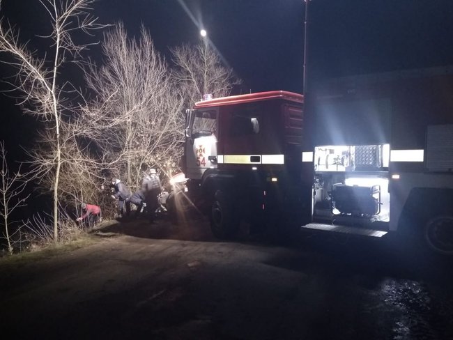 Позашляховик зїхав у ставок на Дніпропетровщині: загинули 4 людини, серед них – дитина 02