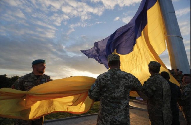 У Києві Кличко підняв найбільший прапор України 05