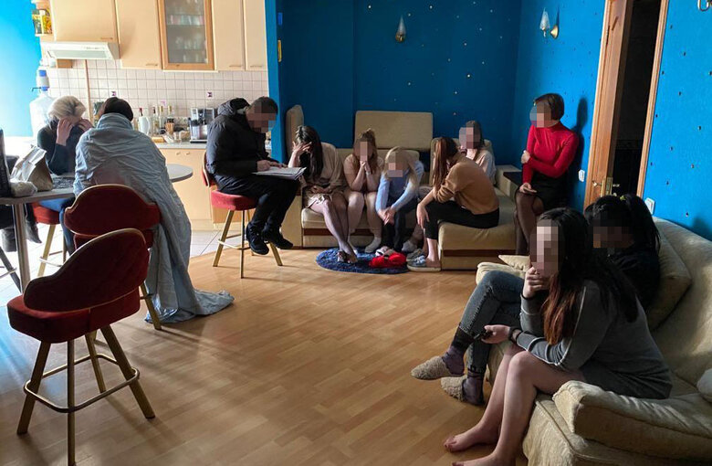 Керівництво міграційной поліції викрито на організації борделів 03