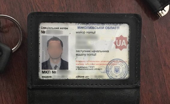 Полицейский чиновник и участковый в Николаеве систематически вымогали деньги с предпринимателей 04