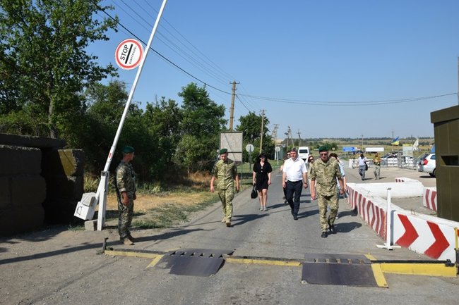 КПВВ Гнутово в районе проведения ООС посетила официальная делегация из Грузии 03