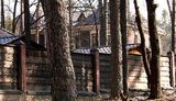 Как завхоз Януковича превратил две комнаты в старой избушке в роскошное имение. ФОТОрепортаж
