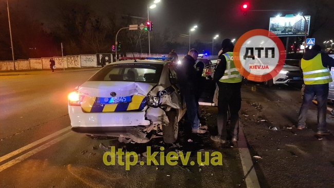 Пьяный водитель в Киеве протаранил полицейское авто, правохранительница попала в больницу, - соцсети 04