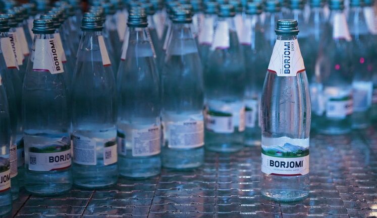 Минеральная вода "Боржоми" может исчезнуть из-за санкций: компания остановила работу