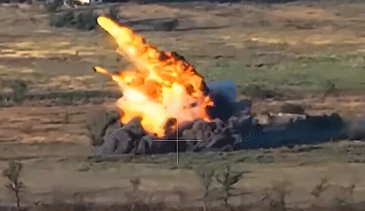 Загальні бойові втрати РФ від початку війни - близько 1 066 110 осіб (+890 за добу), 11 099 танків, 31 429 артсистем, 23 127 бойових броньованих машин. ІНФОГРАФІКА