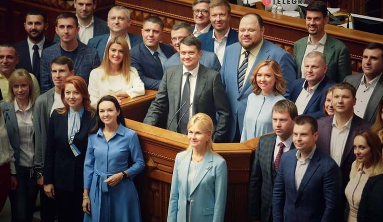 Заразившийся коронавирусом Разумков сегодня фотографировался с нардепами, все были без масок, - Братущак. ФОТО