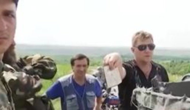 "Машут украинским паспортом, хотят льгот, пенсий и помощи, во всем винят киевскую власть и никто не против "ДНР", - бойцы ВСУ о настроениях жителей "серой зоны". ВИДЕО