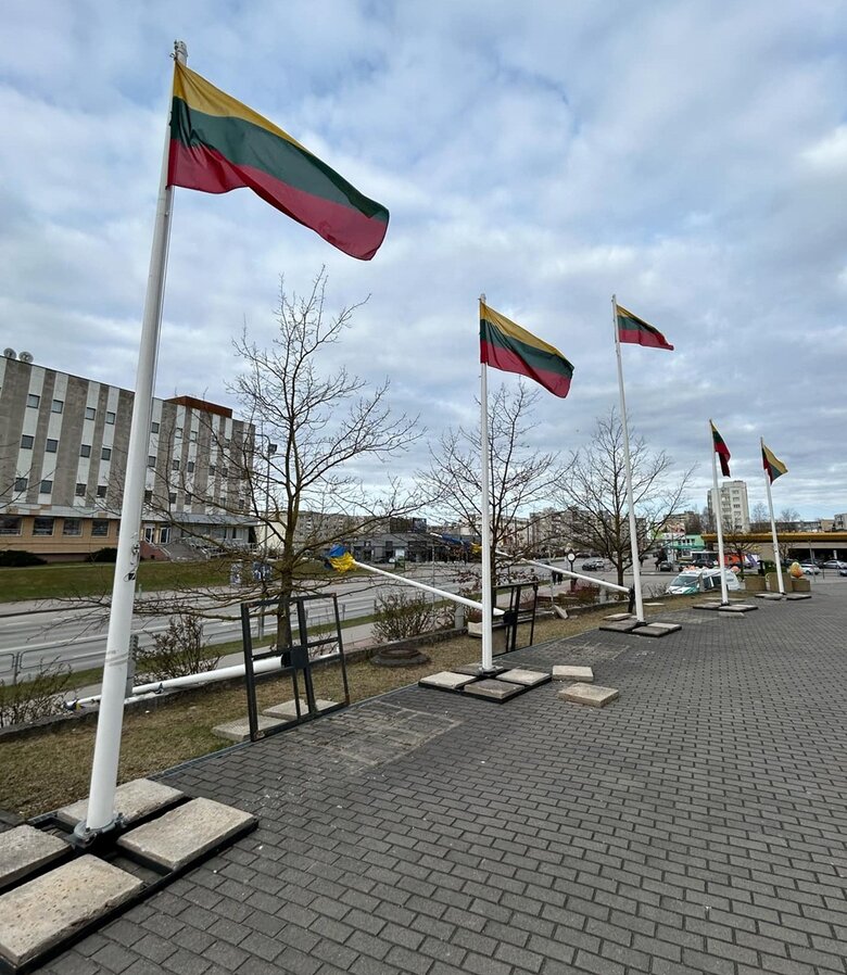 Флаги Украины повалили вандалы в Литве