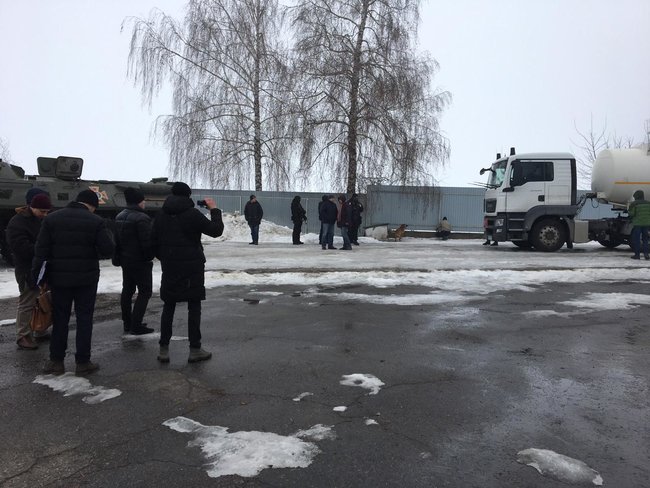 За допомогою БТР і спецпризначенців: правоохоронці знищують підприємство, прикриваючись потребами слідства, - директор Еліт Парфум Рогоза 01