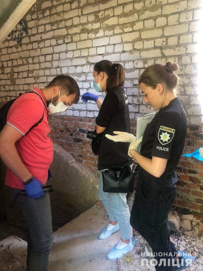 Под завалами кирпича в заброшенном доме на Житомирщине нашли тело пропавшего подростка, - полиция 04