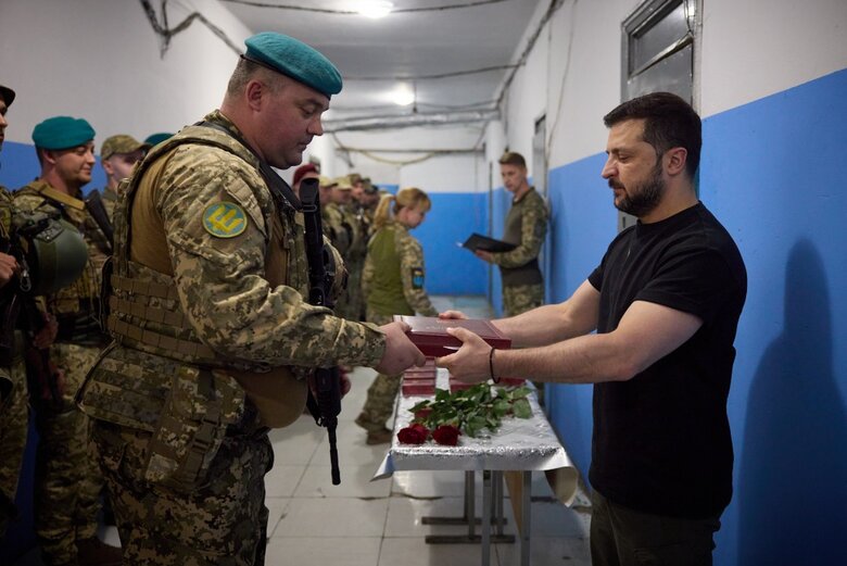 Командиру 36-й ОБрМП Сикозе и комбату 46-й ОАэмБр Дмитруку присвоено звание Герой Украины 01