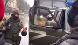 "Оккупанты, домой!", - беззбройні мешканці Мелітополя проганяють колону російських військ. ВIДЕО