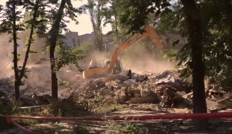 In Mariupol, occupants demolished house without warning, without letting residents pick up their belongings. VIDEO