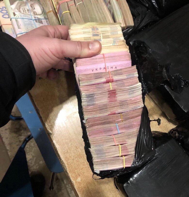 Волинські митники знайшли готівку