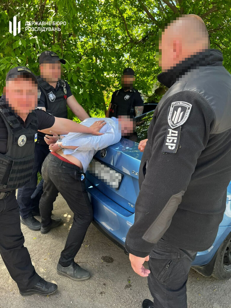 У Кропивницькому депутат від ОПЗЖ під кайфом вчинив бійку з правоохоронцями. У нього знайшли наркотики та зброю 01