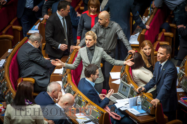 Як минув день у Раді: правоохоронці в сесійній залі, Фейсбук Литвина і Савченко, яка затрималася після засідання 15 Як минув день у Раді: правоохоронці в сесійній залі, Фейсбук Литвина і Савченко, яка затрималася після засідання 15