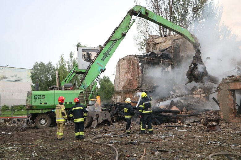 Ракетний удар по Дніпру: завершено розбір завалів медзакладу, - ДСНС 03