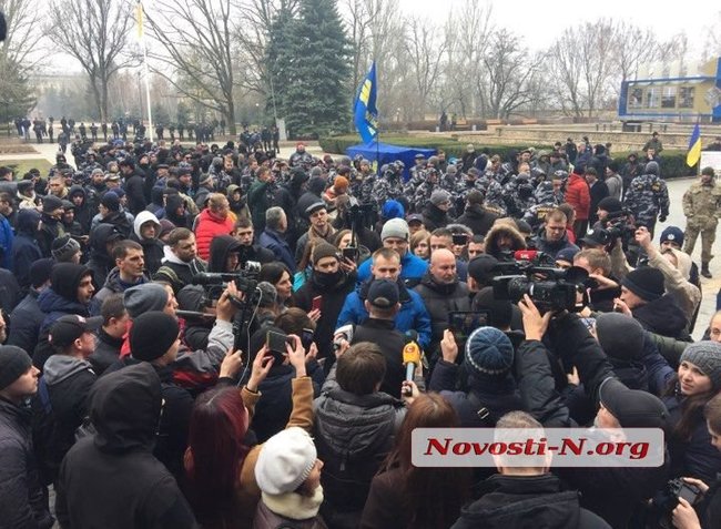 Мітинг за відставку губернатора Савченка в Миколаєві: будівлю облради охороняють сотні силовиків, азовці пройшли всередину, почалися сутички 21