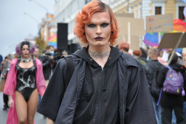 Руху ЛГБТ-маршу намагалася перешкодити жінка, яка лягла на асфальт і кричала про перетворення хлопчиків на геїв 77