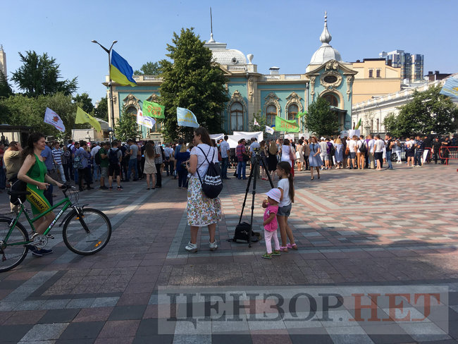 Чому інтереси меншості захищають? і Це все справа рук сатани - вони знищать планету: під Радою відбувається Всеукраїнський сімейний протест 01 Чому інтереси меншості захищають? і Це все справа рук сатани - вони знищать планету: під Радою відбувається Всеукраїнський сімейний протест 01