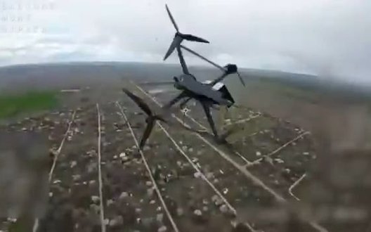 Дрон-перехоплювач, оснащений спецрушницею, упритул розстрілює у повітрі російські безпілотники. ВIДЕО