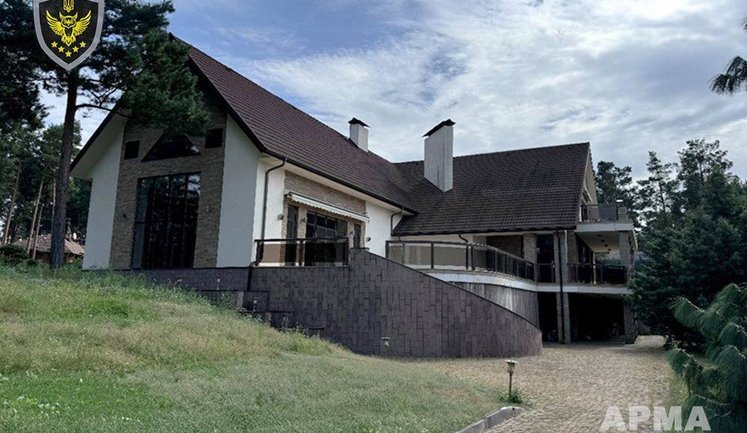 В арештованому будинку Захарченка незаконно проживали сторонні особи, - АРМА