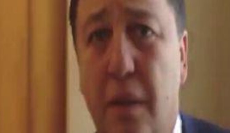 Фельдману закон не писан: убегая от журналиста, нардеп курит в кулуарах Рады. ВИДЕО