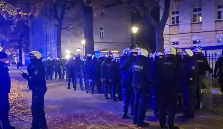У Польщі загострилася політична криза через Конституційний трибунал. Опозиція заявила про спробу "перевороту", Навроцький перервав закордонний візит
