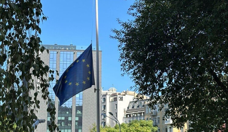 В ЕС приспустили флаги в знак траура по погибшим в Украине: Больше ПВО является приоритетом. ФОТО