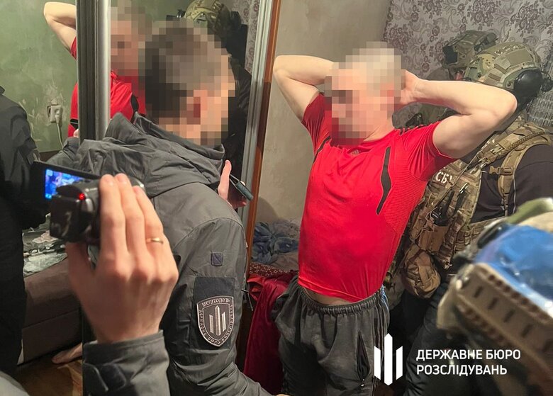 помогает дезертирам