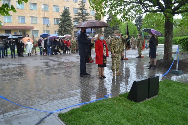 В Кривом Роге открыли мемориал памяти бойцов 17-й танковой бригады и батальона Кривбасс 02