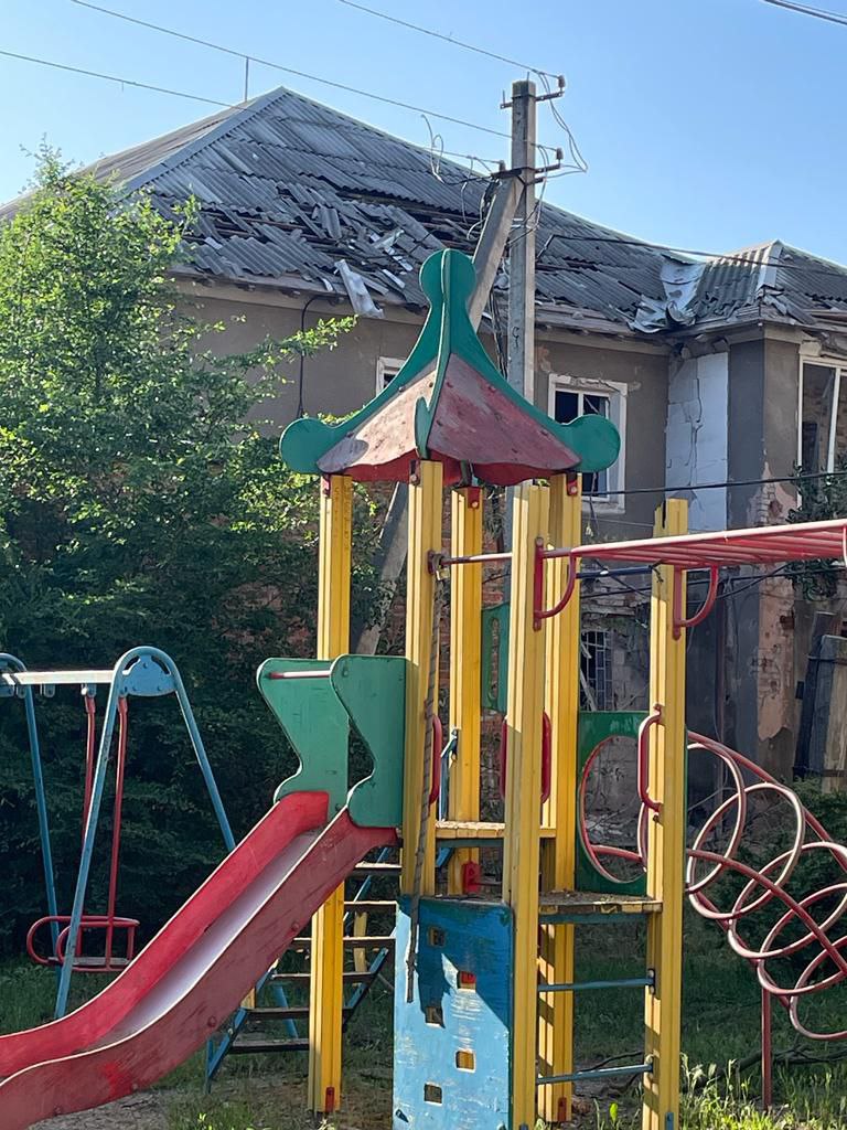 Рашисти ударили по Торецьку, поцілили у школу, пошкоджено 15 багатоповерхівок та адмінбудівлі, - ОВА 10