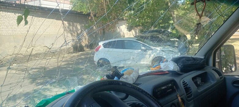 У Станіславі ворог вдарив з безпілотника по автівці волонтерів